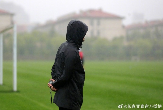 亚泰将士销假 基地冒雨备战“三连客”